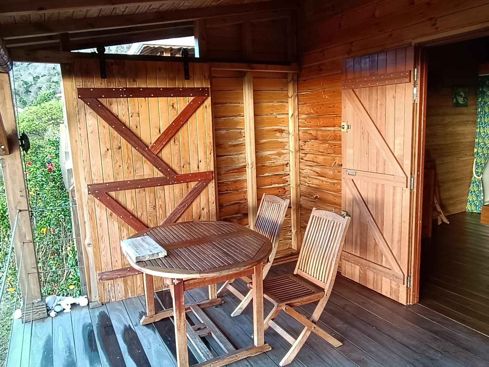 Ti Kaz Anoli Cottage En Bois Avec Vue Sur La Baie Terre-de-Bas Luaran gambar